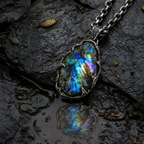 QINEANLA™ Aurora Bound — Labradorite Viking Pendant