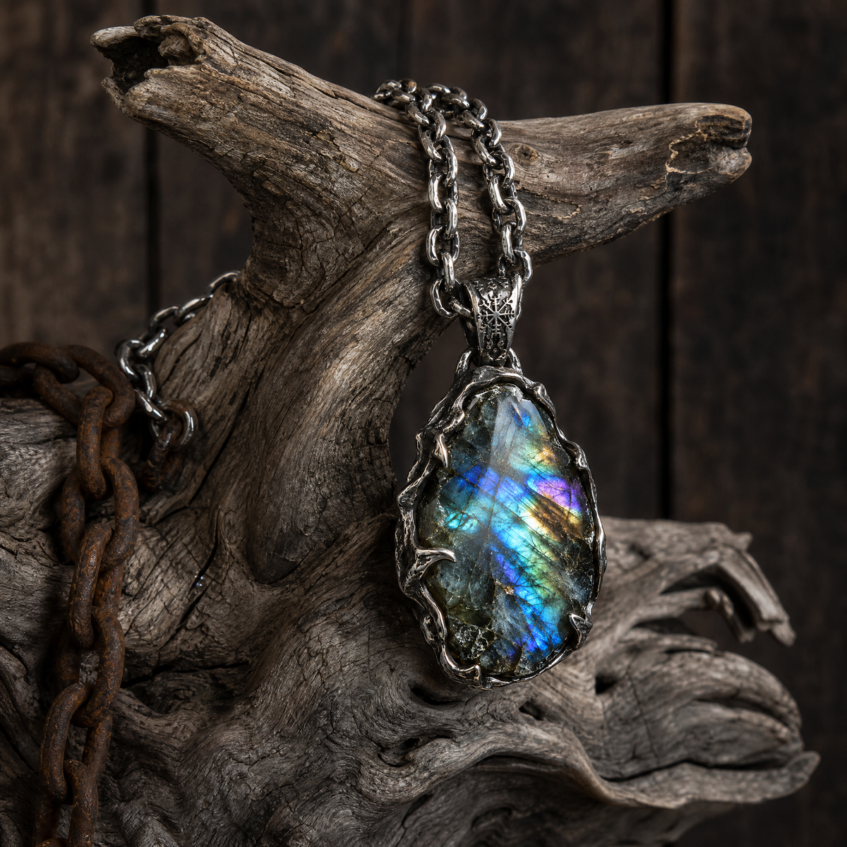 QINEANLA™ Aurora Bound — Labradorite Viking Pendant